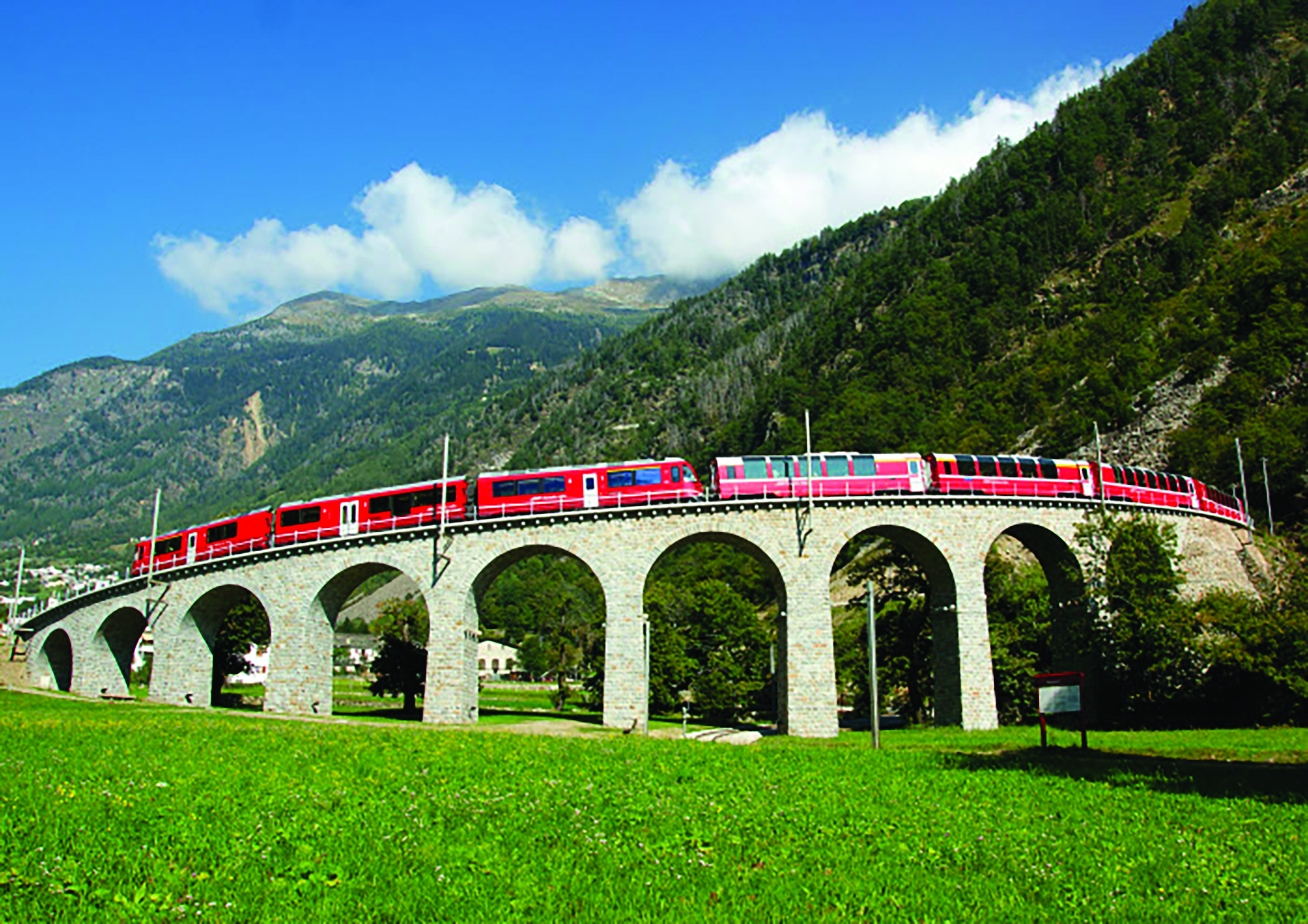 Rhaetische Bahn/RhB - Bernina Express - Bernina Express auf dem bekannten Kreisviadukt bei Brusio. Eine Fahrt von den Gletschern zu den Palmen.



Rhaetian Railway/RhB - Bernina Express - The Bernina Express crosses the famous Brusio Circular Viaduct.



Ferrovia retica/FR - Bernina Express - Il Bernina Express sul noto viadotto circolare di Brusio. Un viaggio dai ghiacciai alle palme.



Copyright by Rhaetische Bahn By-line: swiss-image.ch/Giorgio Murbach